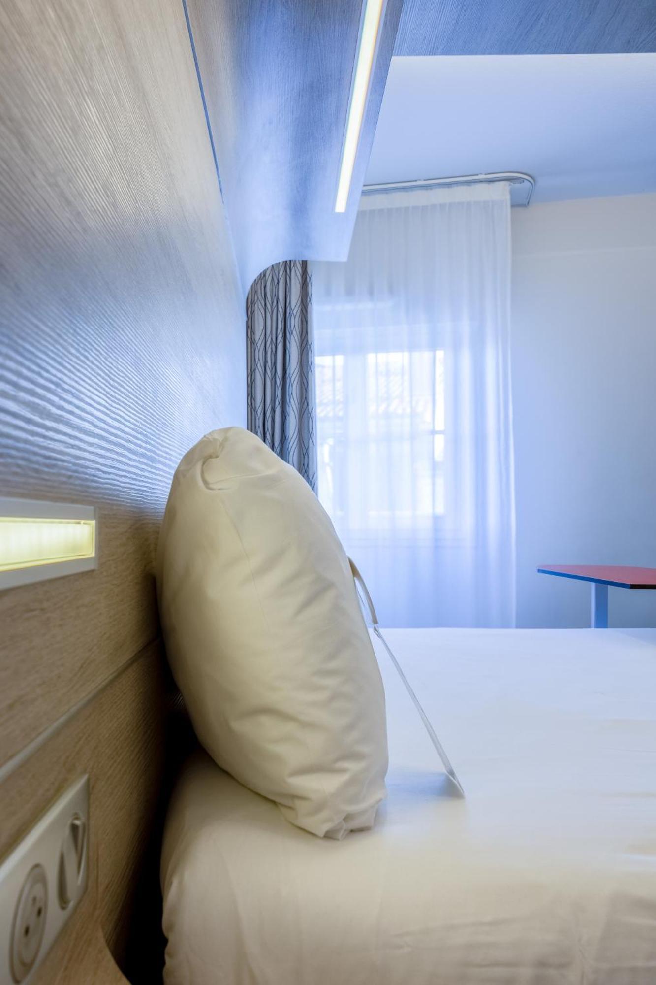 Отель Ibis Styles La Rochelle Centre Экстерьер фото